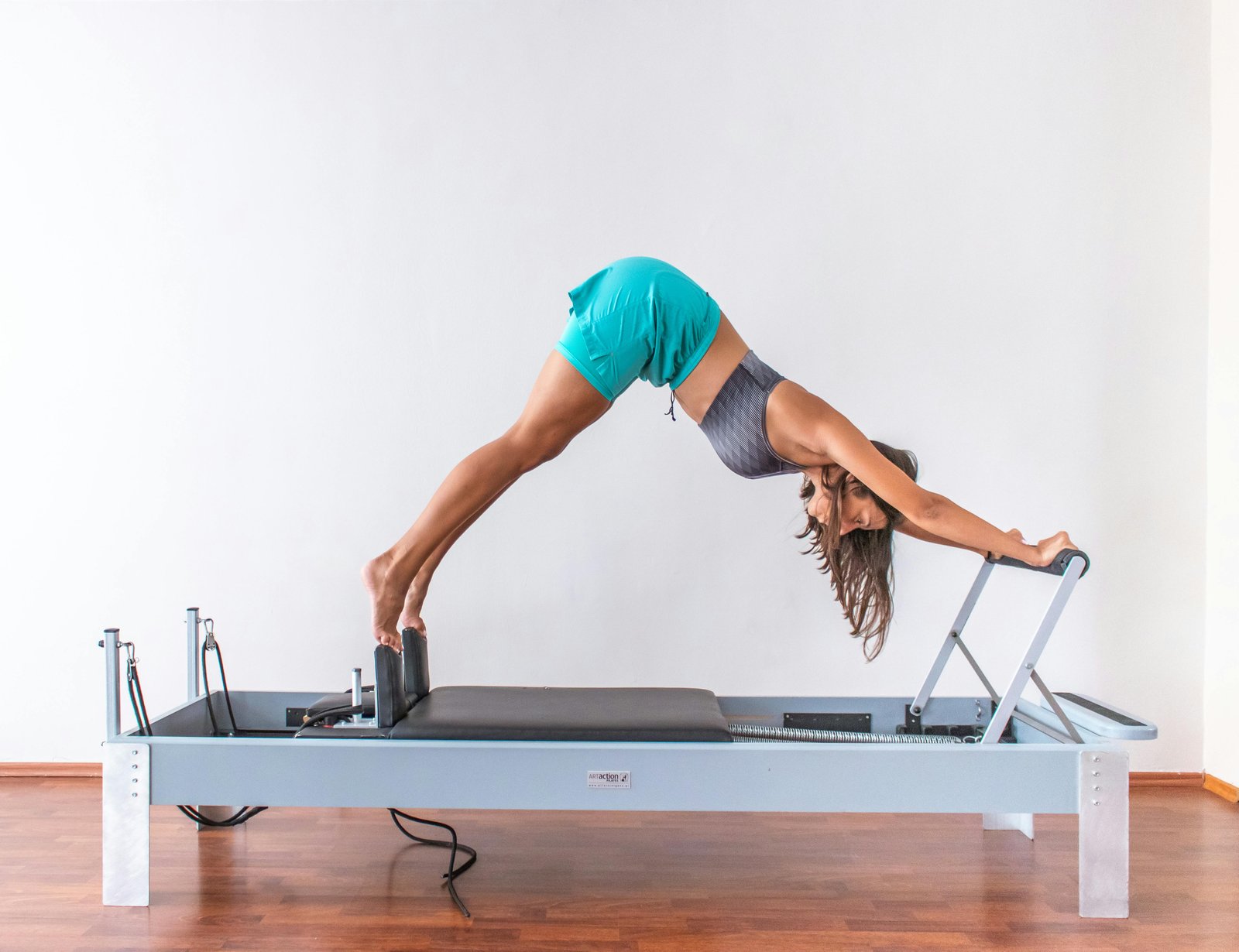 Clase de Pilates Reformer en camilla